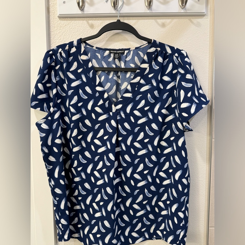 Hilary Radley short sleeve blouse navy blue & white V neck with pleat size Large